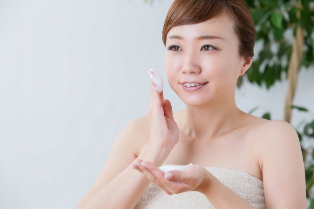 顔の皮脂を抑えるスキンケア方法でテカりやベタつきを改善！